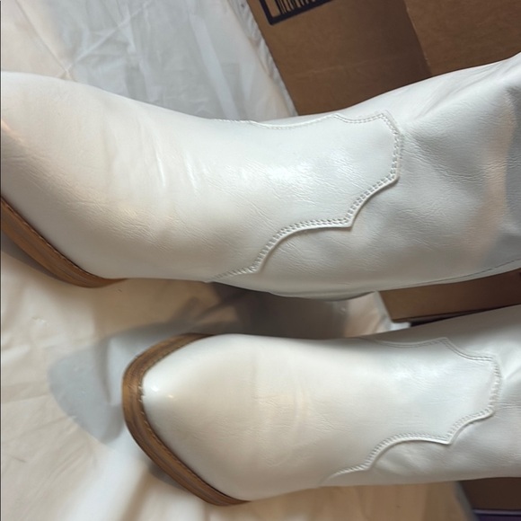 White Heeled Boots with Sleek Western Design - Picture 3 of 9